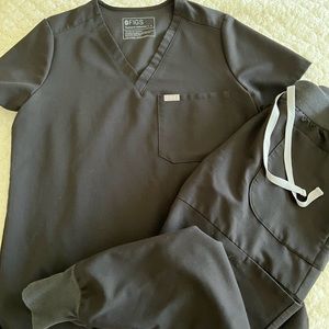 Figs Nepal scrub set in black. Size petite small